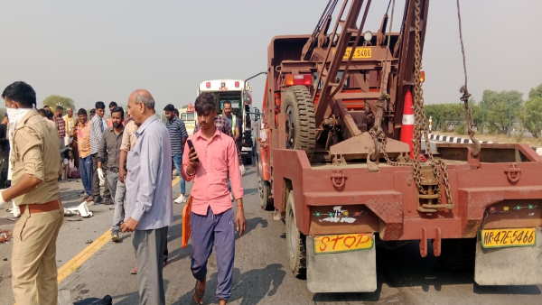 traveler collison with Eco Sports on agra lucknow expressway 4 out of 5 dead belong to same family