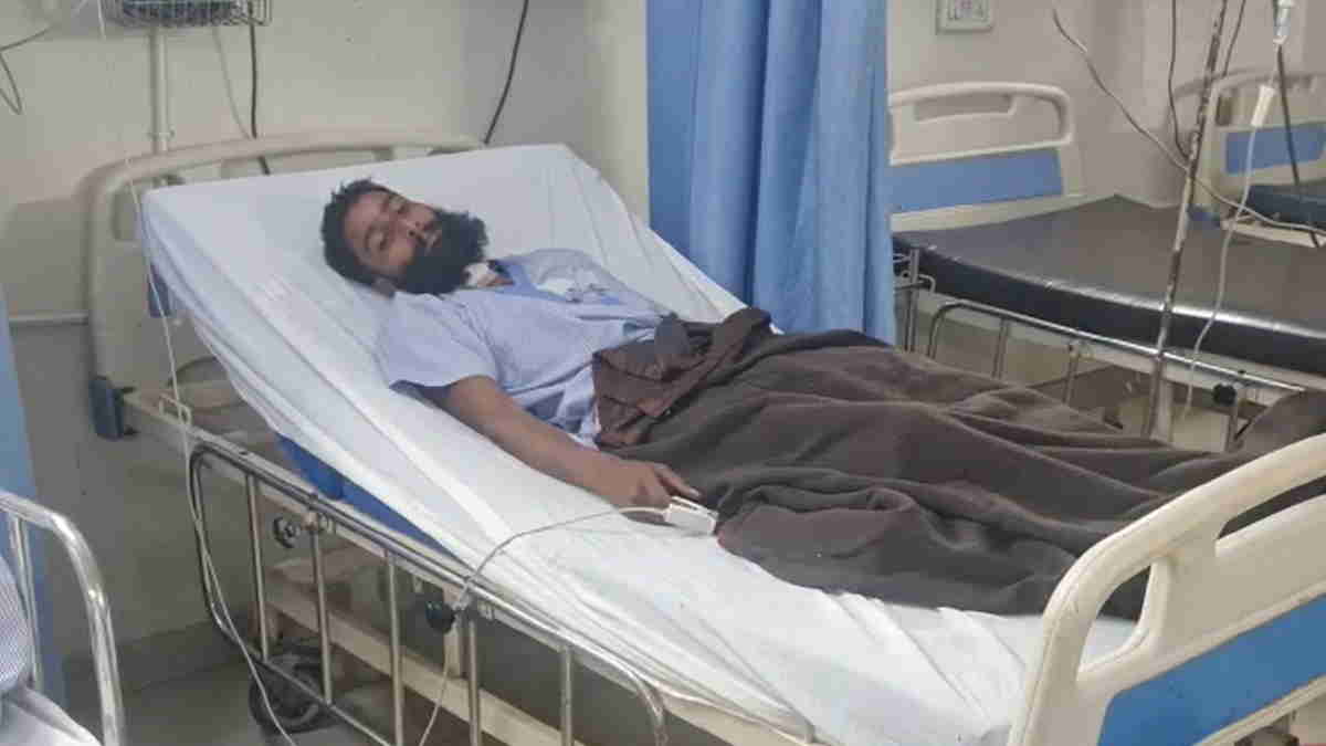 Agra because of wife threatining husband slit his own throat with a knife in the police station itself Agra because of wife threatining husband slit his own throat with a knife in the police station itself