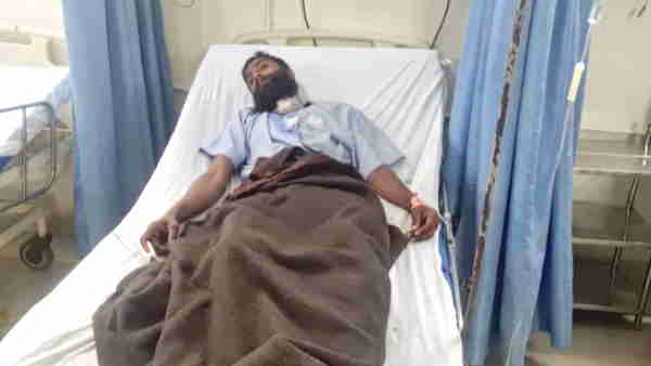 Agra because of wife threatining husband slit his own throat with a knife in the police station itself Agra because of wife threatining husband slit his own throat with a knife in the police station itself