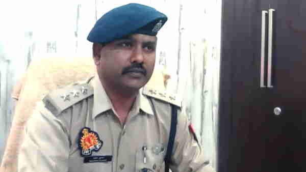 Agra because of wife threatining husband slit his own throat with a knife in the police station itself Agra because of wife threatining husband slit his own throat with a knife in the police station itself