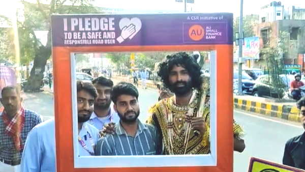 Agra Artist in Yamraj costume prank on those who are not following traffic rules Agra Artist in Yamraj costume prank on those who are not following traffic rules
