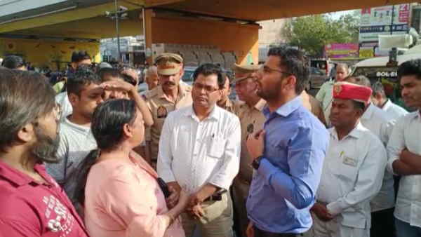 Agra Hotel seizure of SP ex-MLA Rameshwar Yadav and his brother close to Akhilesh Yadav Agra Hotel seizure of SP ex-MLA Rameshwar Yadav and his brother close to Akhilesh Yadav