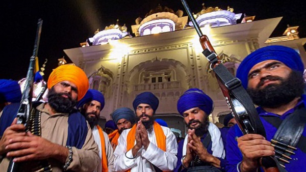 हथियार, कपड़ों पर लिखा मिला AKF हथियार, कपड़ों पर लिखा मिला AKF
