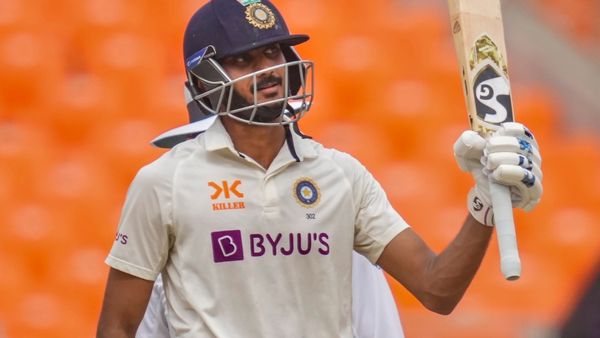 कोहली दोहरे शतक से चूके, अक्षर पटेल शतक से पहले आउट