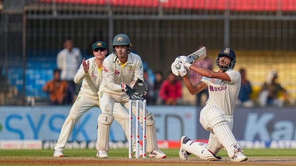 अक्षर पटेल ने स्टोक्स को पछाड़ा