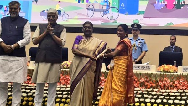 प्लास्टिक अपशिष्ट प्रबंधन के लिए मिला सम्मान प्लास्टिक अपशिष्ट प्रबंधन के लिए मिला सम्मान