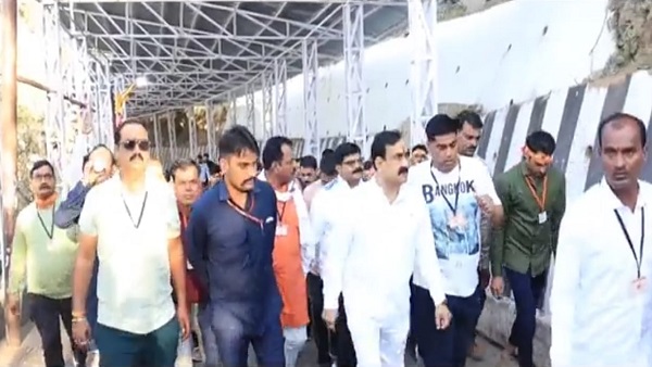 माता वैष्णवदेवी के भुवन में दर्शन करने पहुंचे गृहमंत्री माता वैष्णवदेवी के भुवन में दर्शन करने पहुंचे गृहमंत्री