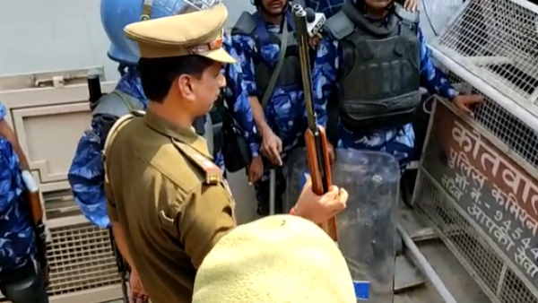 सफदर अपनी बंदूक की दुकान से देते थे बिना लाईसेंस असलहा सफदर अपनी बंदूक की दुकान से देते थे बिना लाईसेंस असलहा