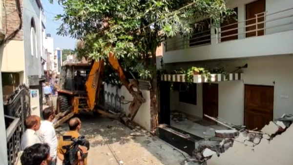 अन्य करीबियों का मकान भी बुलडोज़र की जद में अन्य करीबियों का मकान भी बुलडोज़र की जद में