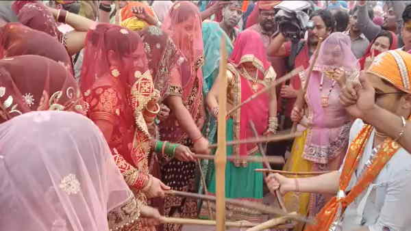 Mathura Gokul Chhadimar Holi 2023 thousands of devotees from across the world played holi 