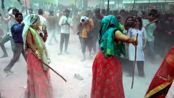 Mathura Gokul Chhadimar Holi 2023 thousands of devotees from across the world played holi 