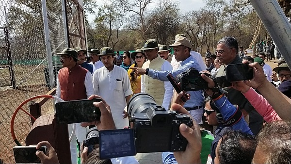 शिवपुरी की धरती पर 34 साल टाइगर ने रखा कदम, पिंजरे से बाहर आते ही गुर्राया