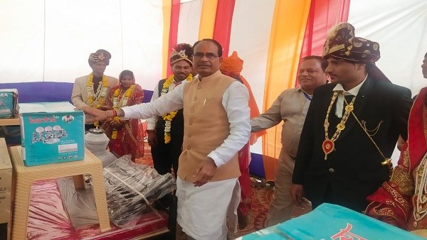 सीएम शिवराज ने 4200 दूल्हा-दुल्हनों को एक साथ दिया आर्शीवाद