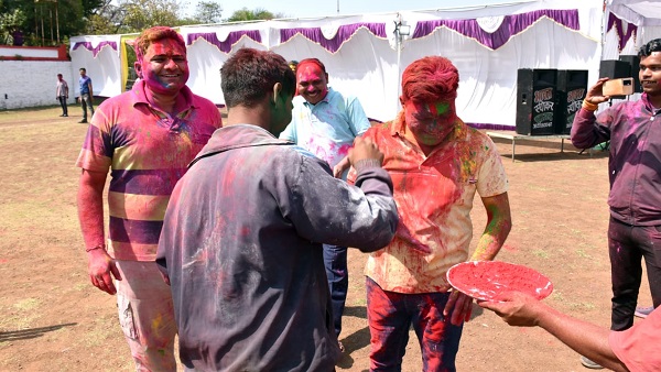 पुलिस की होली: एसपी-आईजी संग पुलिसकर्मियों ने खूब खेली होली