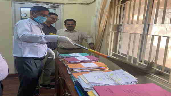 When the DM himself picked up the broom to clean the drains in the Collectorate premises noida 