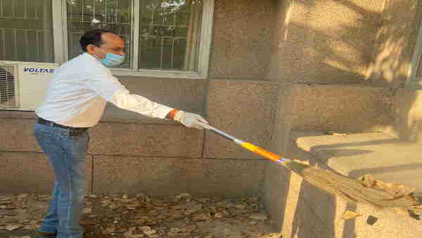 When the DM himself picked up the broom to clean the drains in the Collectorate premises noida 