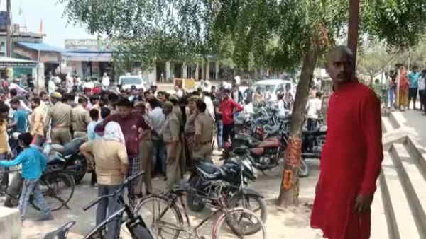 Akanksha Dubey family members blocked the highway protest accused the police of taking money