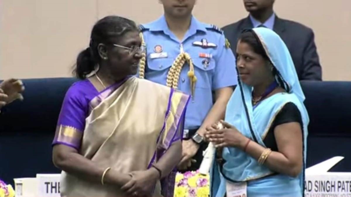 जल सहेली गंगा राजपूत को राष्ट्रपति ने किया सम्मानित जल सहेली गंगा राजपूत को राष्ट्रपति ने किया सम्मानित