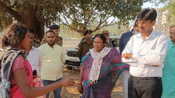 blast in gulerved village bumer panchayat barachatti gaya, dm thiyagarajan visited hospiatl