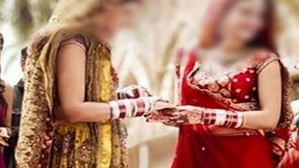 दो सहेलियों को एक-दूसरे से प्यार हुआ, परिजन बने प्यार के दुश्मन दो सहेलियों को एक-दूसरे से प्यार हुआ, परिजन बने प्यार के दुश्मन