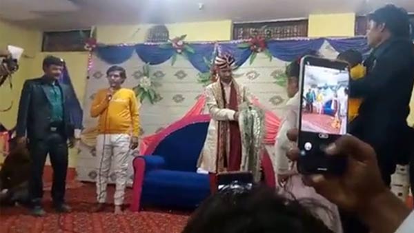 धनुष तोड़ने के बाद दूल्हे ने पहनाई वरमाला