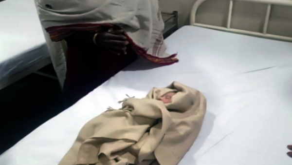 Meerut 2 day old girl thrown in garbage dumpyard 11 year old innocent girl saved the life of newborn