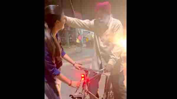 लोग देते हैं आशीर्वाद