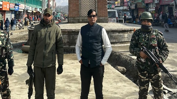 भाजपा कार्यकर्ताओं की बैठक में हिस्सा लेता है किरण पटेल भाजपा कार्यकर्ताओं की बैठक में हिस्सा लेता है किरण पटेल