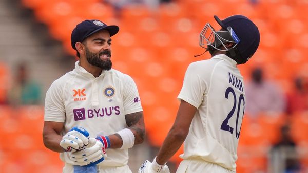 कोहली और अक्षर पटेल के बीच हुई बड़ी साझेदारी कोहली और अक्षर पटेल के बीच हुई बड़ी साझेदारी