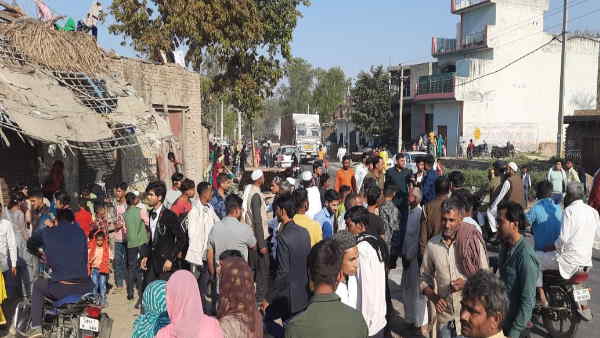 Meerut video of fight between groom side and bride side because of eve teasing went viral Meerut video of fight between groom side and bride side because of eve teasing went viral