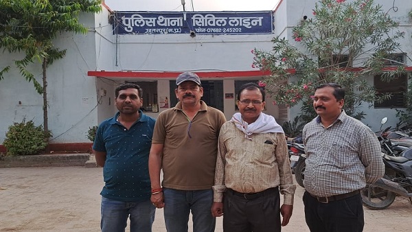 Chhatarpur: गधे पर बैठकर प्रदर्शन करने वाले नेता पर केस 