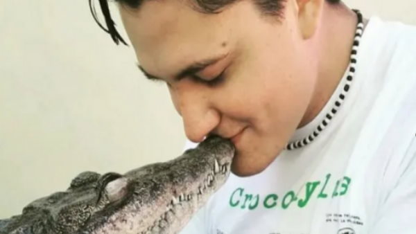 मगरमच्‍छ को पालतू कुत्‍ते जैसे करता है प्‍यार 
