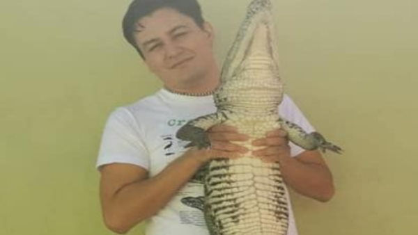 खूंखार मगरमच्‍छ के साथ रात में सोता भी है 