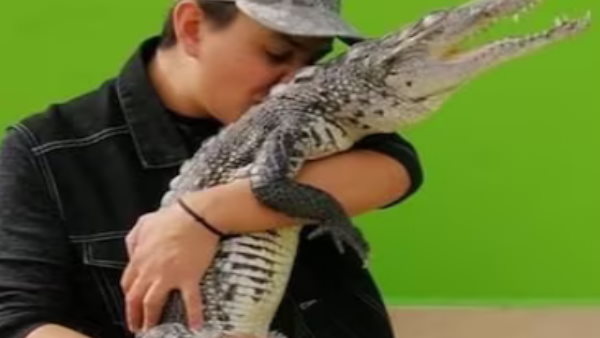 गोद में उठाकर प्‍यार भी कर लेता है