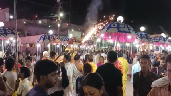 Mathura Thakur ji Sitting on the golden Hanuman ji see the attractive pictures of Rath ke Mela