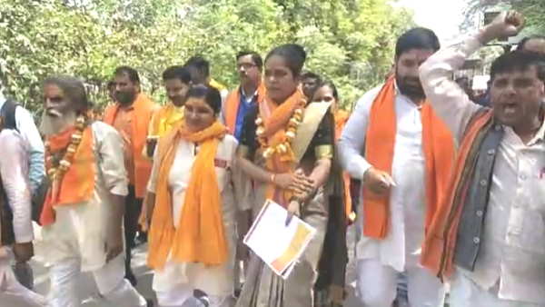 Mathura Kashmiri students offered namaz in the ground of Sanskriti University video went viral 