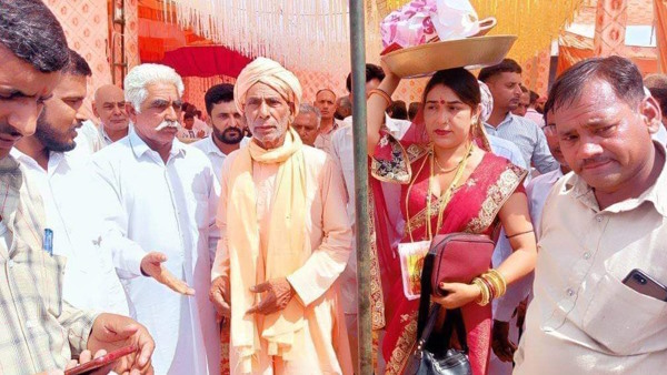 मीरा को लगा भात में कोई नहीं आएगा