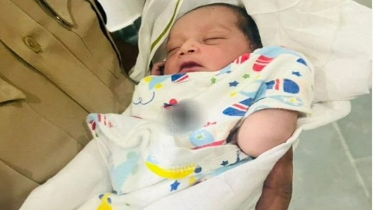 अनूठी शादी: पुलिस ने किया वेडिंग प्लान, सायरन बजाती जीप में पहुंचे दूल्हे राजा, थाने में लगी बारात MP: पुलिस ने कराई अनूठी शादी, थाने में लगी बारात 