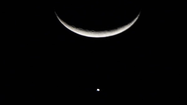 चांद-तारे की अनोखी जुगलबंदी, दुनियाभर में भी दिखा नजारा चांद-तारे की अनोखी जुगलबंदी, दुनियाभर में भी दिखा नजारा