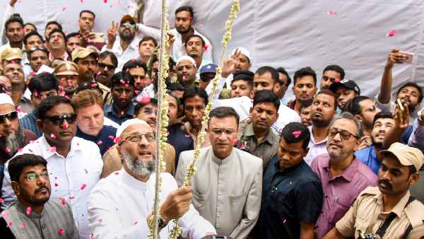 ओवैसी के निशाने पर शरद पवार