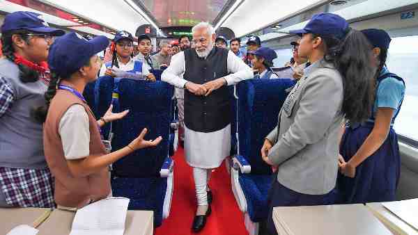 surekha-yadav-the-first-woman-loco-pilot-of-vande-bharat-express