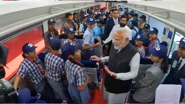 surekha-yadav-the-first-woman-loco-pilot-of-vande-bharat-express