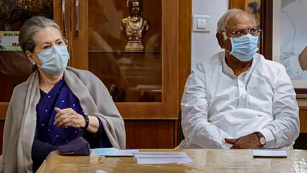 congress-chief-kharge-said-about-vacating-rahul-s-bungalow-can-live-with-mother-or-i-ll-vacate