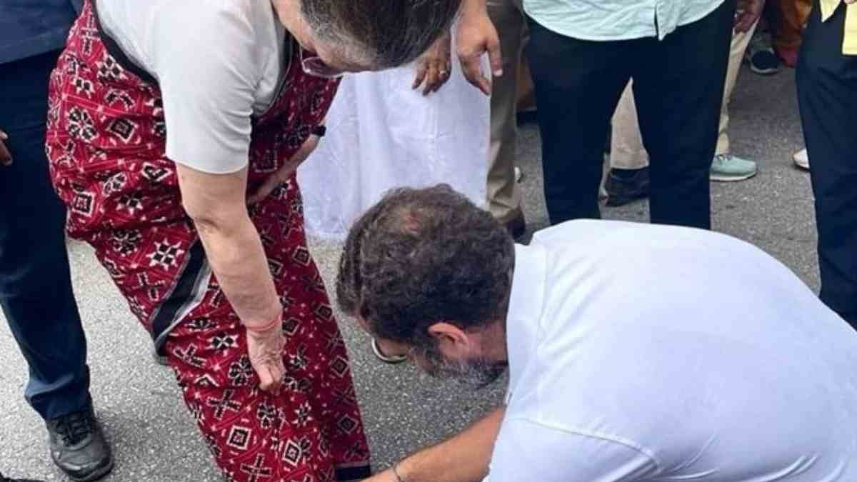 मां के जूते के फीते बांधे, जीता दिल !