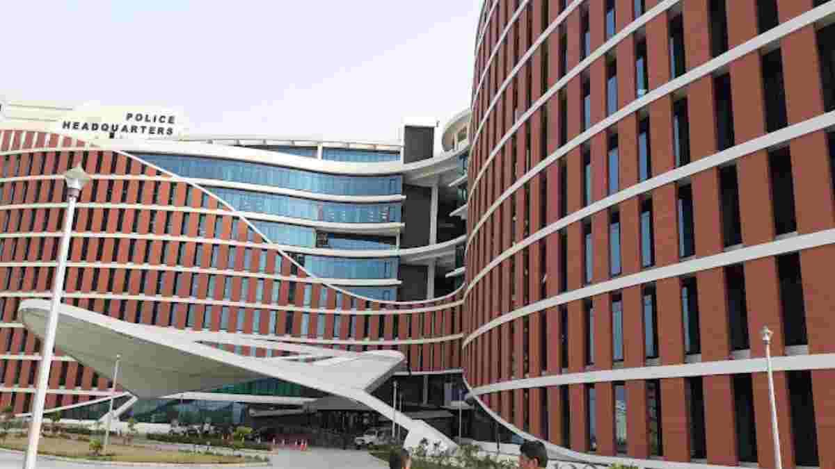 योगी ने डीजीपी मुकुल गोयल को हटा दिया था