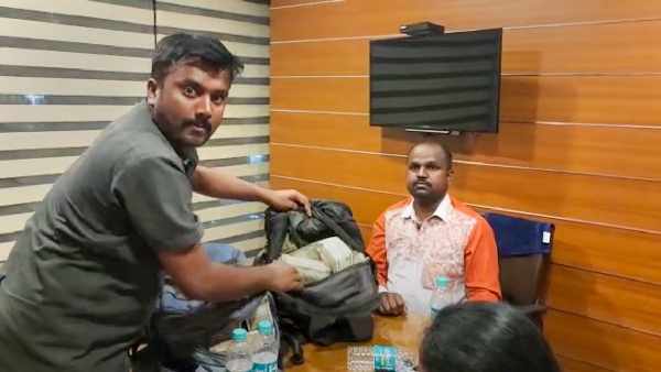 दफ्तर से तीन बैग में भरे हुए थे कैश