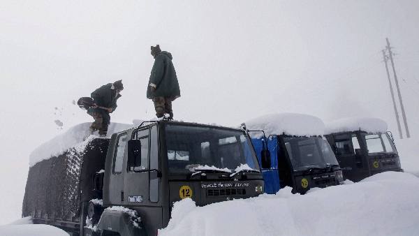अपना पानी और बिस्किट देते हैं जवान
