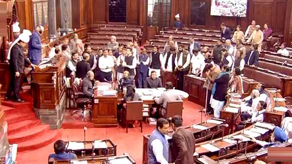 साउंड चैंबर के स्टाफ के पास ही स्विच होती है