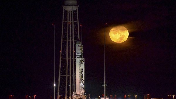 पृथ्वी से कितनी दूर जा चुका है चांद ?