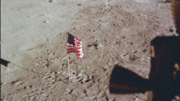 पृथ्वी का एकमात्र उपग्रह है चांद